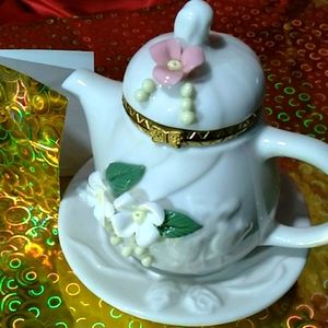 White Dogwood Flower Hinged Teapot